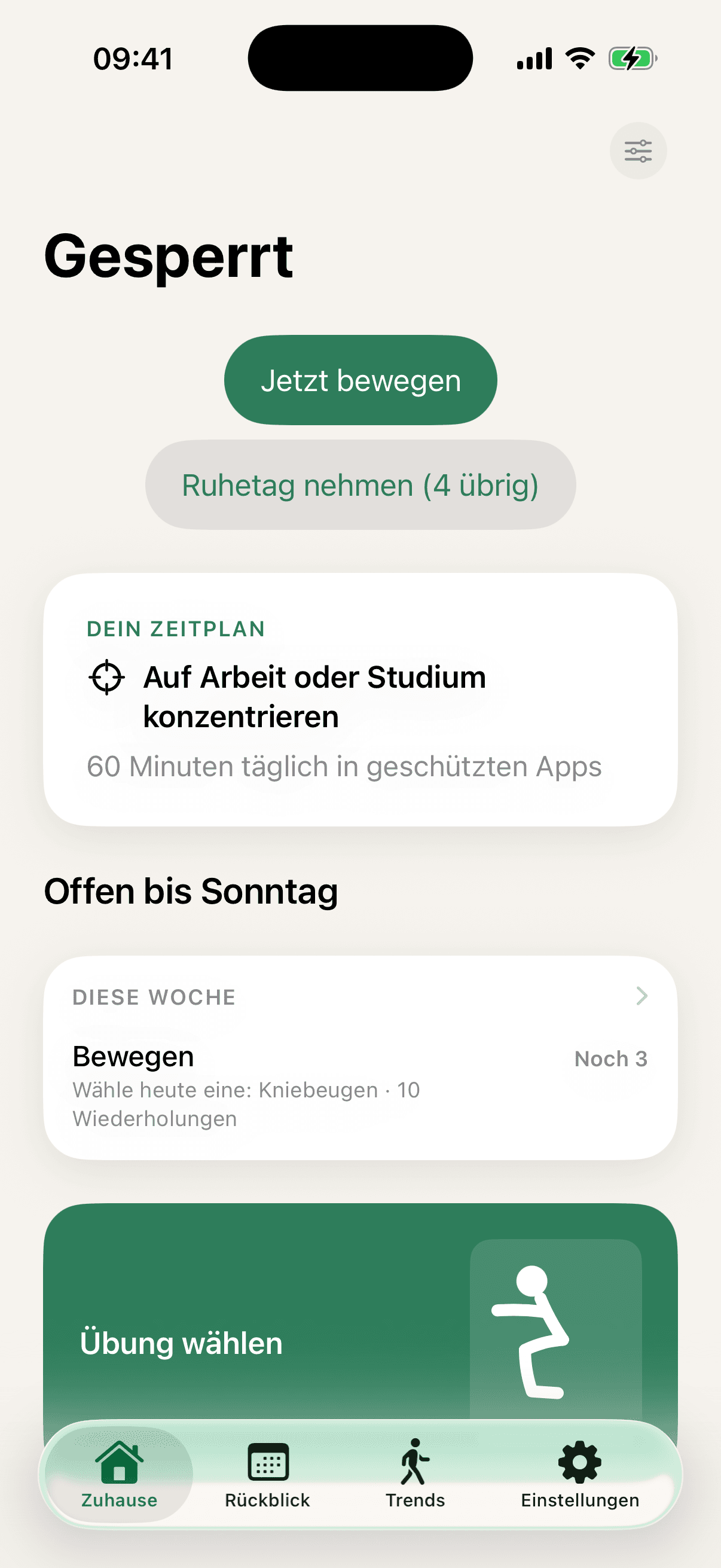 Der Startbildschirm von MoveFirst: eine große Überschrift Gesperrt, die Schaltfläche Jetzt bewegen und darunter Ruhetag nehmen (4 übrig), eine Karte mit DEIN ZEITPLAN, Auf Arbeit oder Studium konzentrieren und 60 Minuten täglich in geschützten Apps, dann Offen bis Sonntag und eine Karte DIESE WOCHE mit Bewegen, Noch 3, Wähle heute eine: Kniebeugen · 10 Wiederholungen.