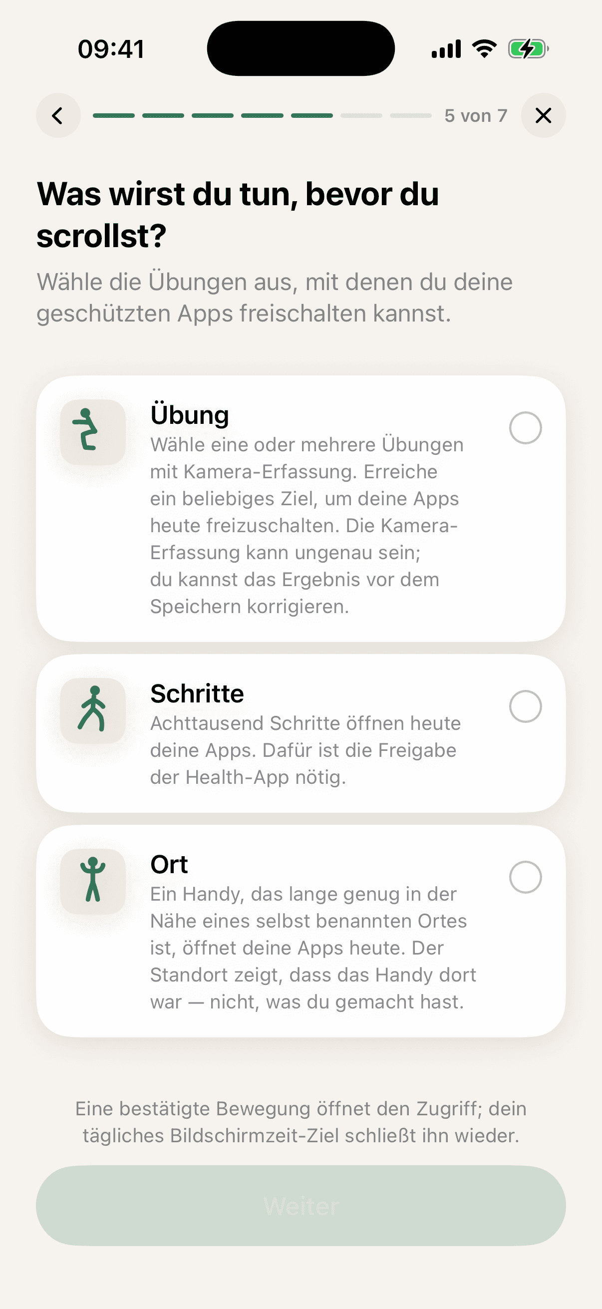 Schritt 5 von 7 der Einrichtung: Liegestütze und Kniebeugen mit je 10 Wiederholungen, 3× pro Woche, über der Zeile Erreiche eines der ausgewählten Ziele. Verschiedene Übungen werden nicht kombiniert und jeder Tag zählt nur einmal. Darunter die zwei Wege ohne Kamera — Schritte, Achttausend Schritte öffnen heute deine Apps. Dafür ist die Freigabe der Health-App nötig; und Ort, Ein Handy, das lange genug in der Nähe eines selbst benannten Ortes ist. Unten: Eine bestätigte Bewegung öffnet den Zugriff; dein tägliches Bildschirmzeit-Ziel schließt ihn wieder.