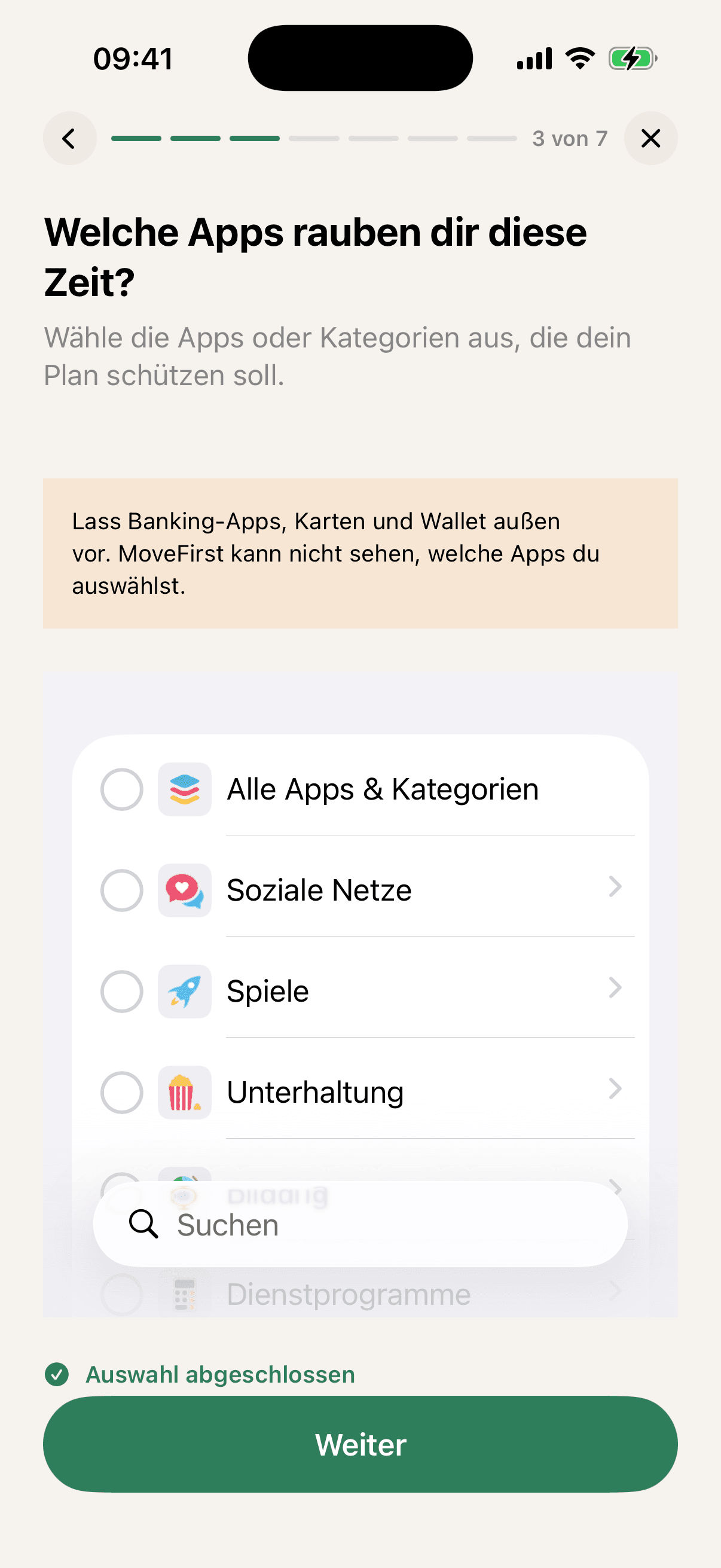 Schritt 3 von 7 der Einrichtung mit der Frage Welche Apps rauben dir diese Zeit? und Wähle die Apps oder Kategorien aus, die dein Plan schützen soll, dazu ein hervorgehobener Hinweis: Lass Banking-Apps, Karten und Wallet außen vor. MoveFirst kann nicht sehen, welche Apps du auswählst — darüber Apples eigene Auswahl mit Alle Apps & Kategorien, Soziale Netze, Spiele und Unterhaltung.