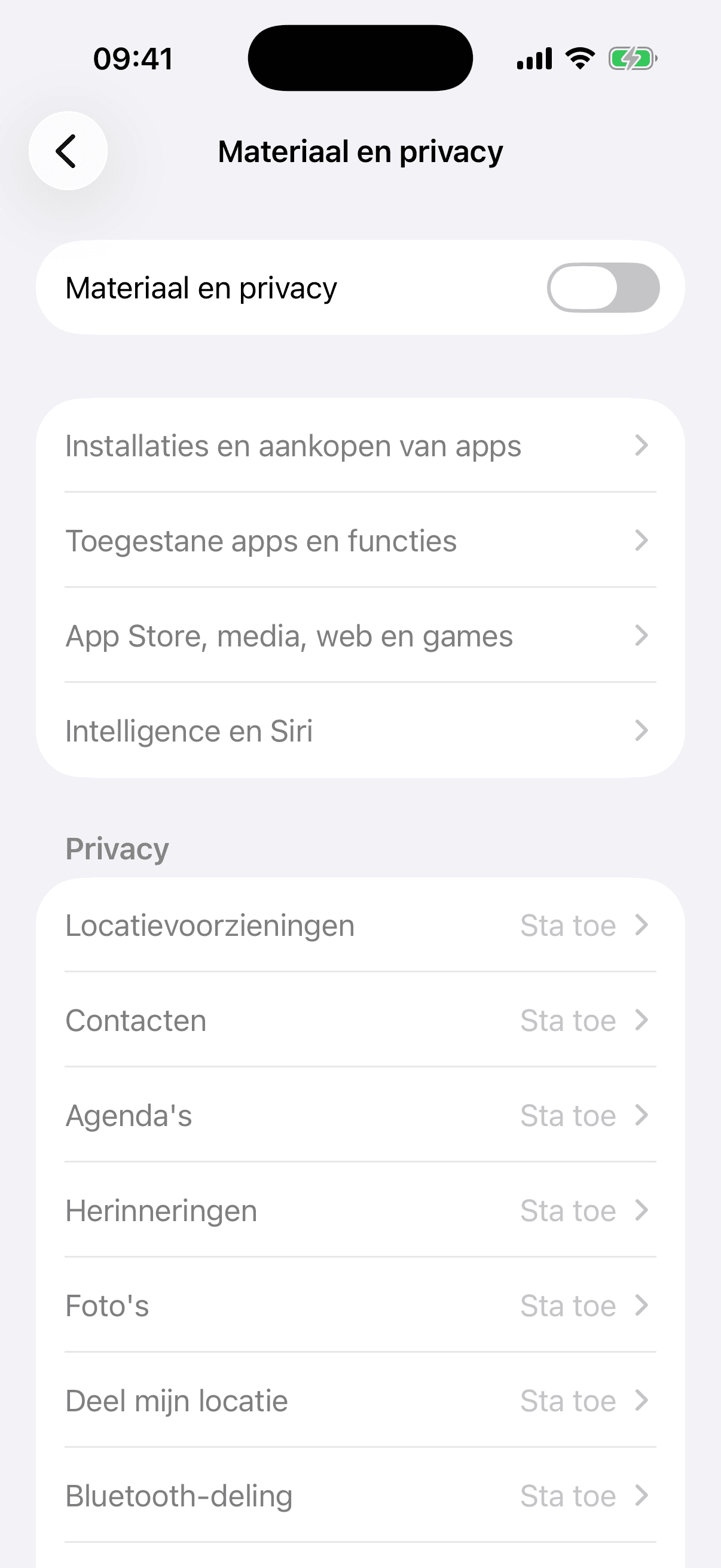 Het scherm Materiaal en privacy op een iPhone, met de hoofdschakelaar uit en daaronder de regels Installaties en aankopen van apps, Toegestane apps en functies, App Store, media, web en games, en Intelligence en Siri.