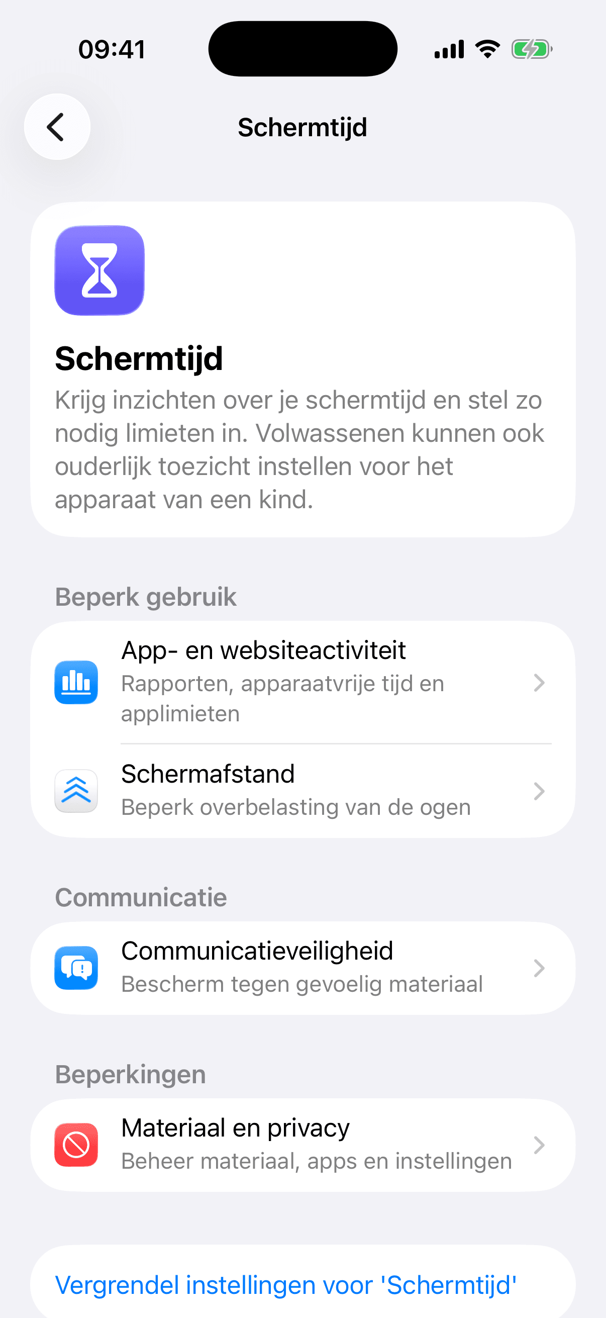 Het scherm Schermtijd in de Instellingen van een iPhone, met de kopjes Beperk gebruik, Communicatie en Beperkingen, en daaronder de regels App- en websiteactiviteit, Schermafstand, Communicatieveiligheid en Materiaal en privacy.
