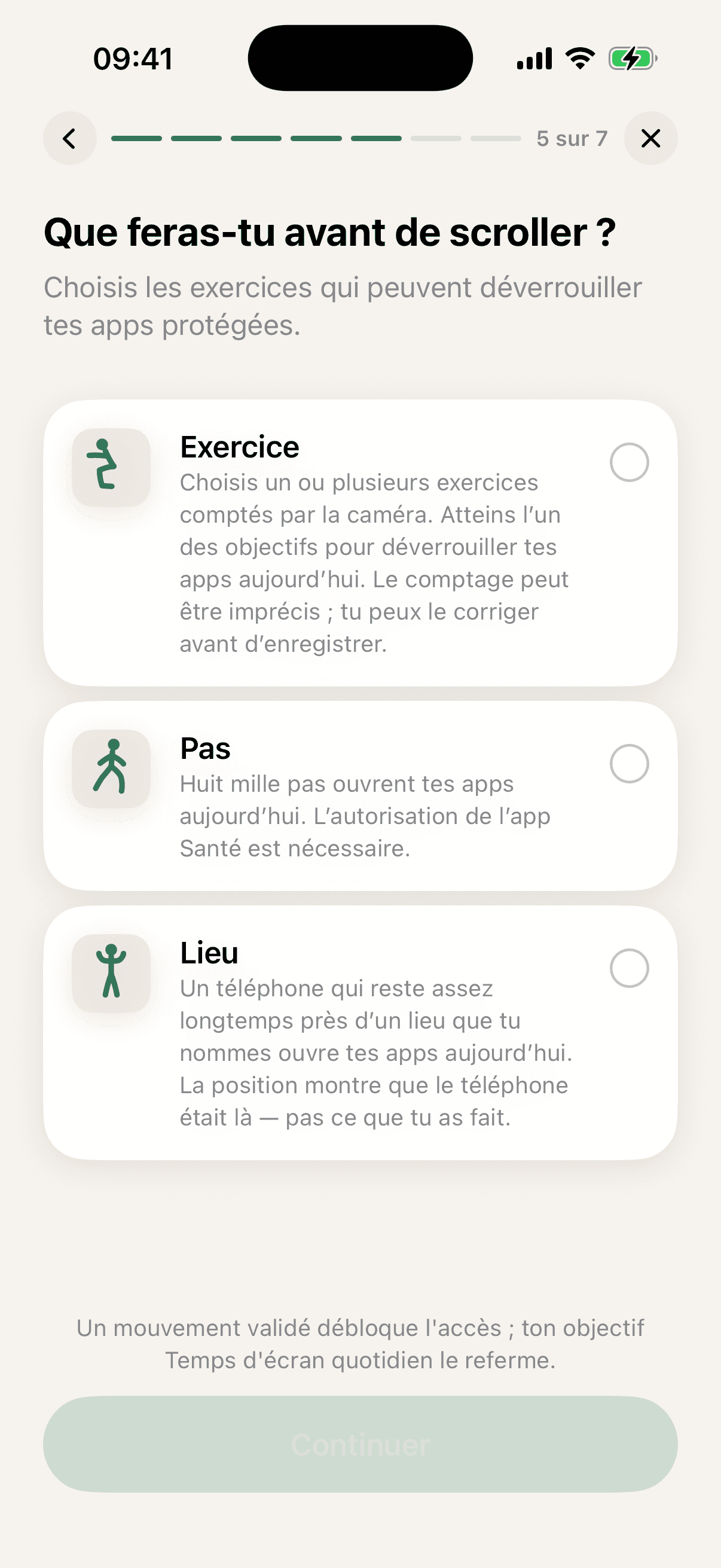Étape 5 sur 7 de la configuration : Pompes et Squats à 10 répétitions chacun, 3× par semaine, au-dessus de la ligne Atteins l’un des objectifs sélectionnés. Les exercices ne se cumulent pas et une journée ne compte qu’une fois. En dessous, les deux voies sans caméra — Pas, Huit mille pas ouvrent tes apps aujourd’hui. L’autorisation de l’app Santé est nécessaire ; et Lieu, Un téléphone qui reste assez longtemps près d’un lieu que tu nommes ouvre tes apps aujourd’hui. La position montre que le téléphone était là — pas ce que tu as fait. En bas : Un mouvement validé débloque l’accès ; ton objectif Temps d’écran quotidien le referme.