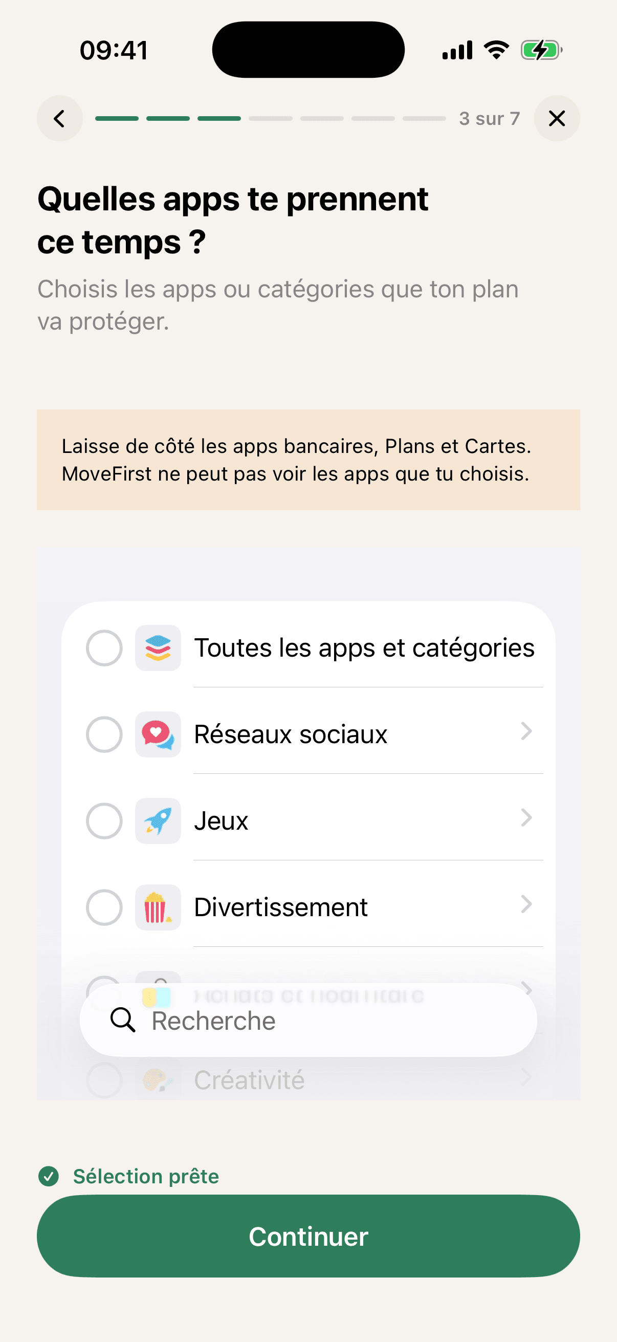 Étape 3 sur 7 de la configuration, intitulée Quelles apps te prennent ce temps ? et Choisis les apps ou catégories que ton plan va protéger, avec une note mise en évidence : Laisse de côté les apps bancaires, Plans et Cartes. MoveFirst ne peut pas voir les apps que tu choisis — au-dessus du sélecteur d’Apple listant Toutes les apps et catégories, Réseaux sociaux, Jeux et Divertissement.