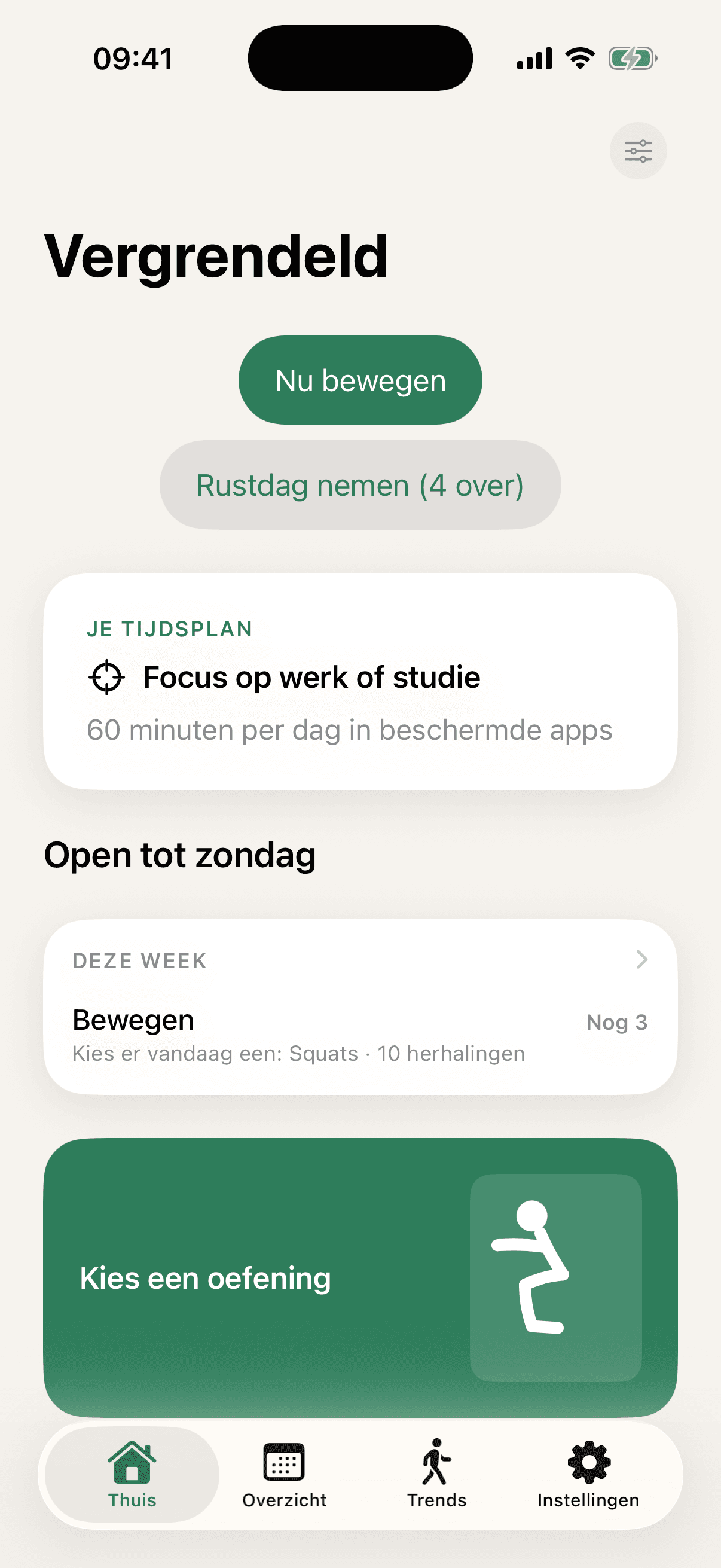 Het beginscherm van MoveFirst: een grote kop Vergrendeld, een knop Nu bewegen met daaronder Rustdag nemen (4 over), een kaart met JE TIJDSPLAN, Focus op werk of studie en 60 minuten per dag in beschermde apps, daarna Open tot zondag en een kaart DEZE WEEK met Bewegen, Nog 3, Kies er vandaag een: Squats · 10 herhalingen.