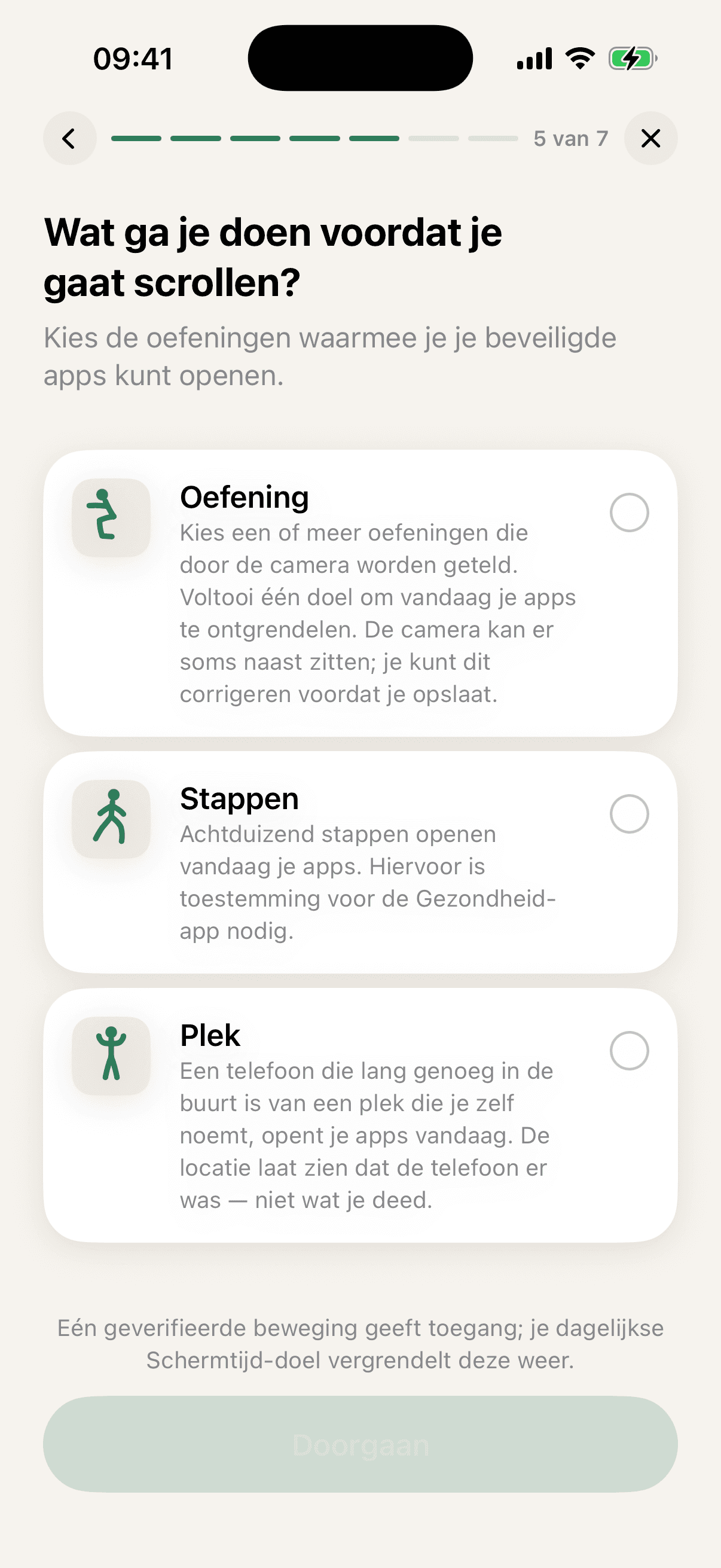 Stap 5 van 7 van het instellen: Opdrukken en Squats van elk 10 herhalingen, 3× per week, boven de regel Voltooi één geselecteerd doel. Verschillende oefeningen tellen niet bij elkaar op en een dag telt maar één keer. Daaronder de twee routes zonder camera — Stappen, Achtduizend stappen openen vandaag je apps. Hiervoor is toestemming voor de Gezondheid-app nodig; en Plek, Een telefoon die lang genoeg in de buurt is van een plek die je zelf noemt. Onderaan: Eén geverifieerde beweging geeft toegang; je dagelijkse Schermtijd-doel vergrendelt deze weer.