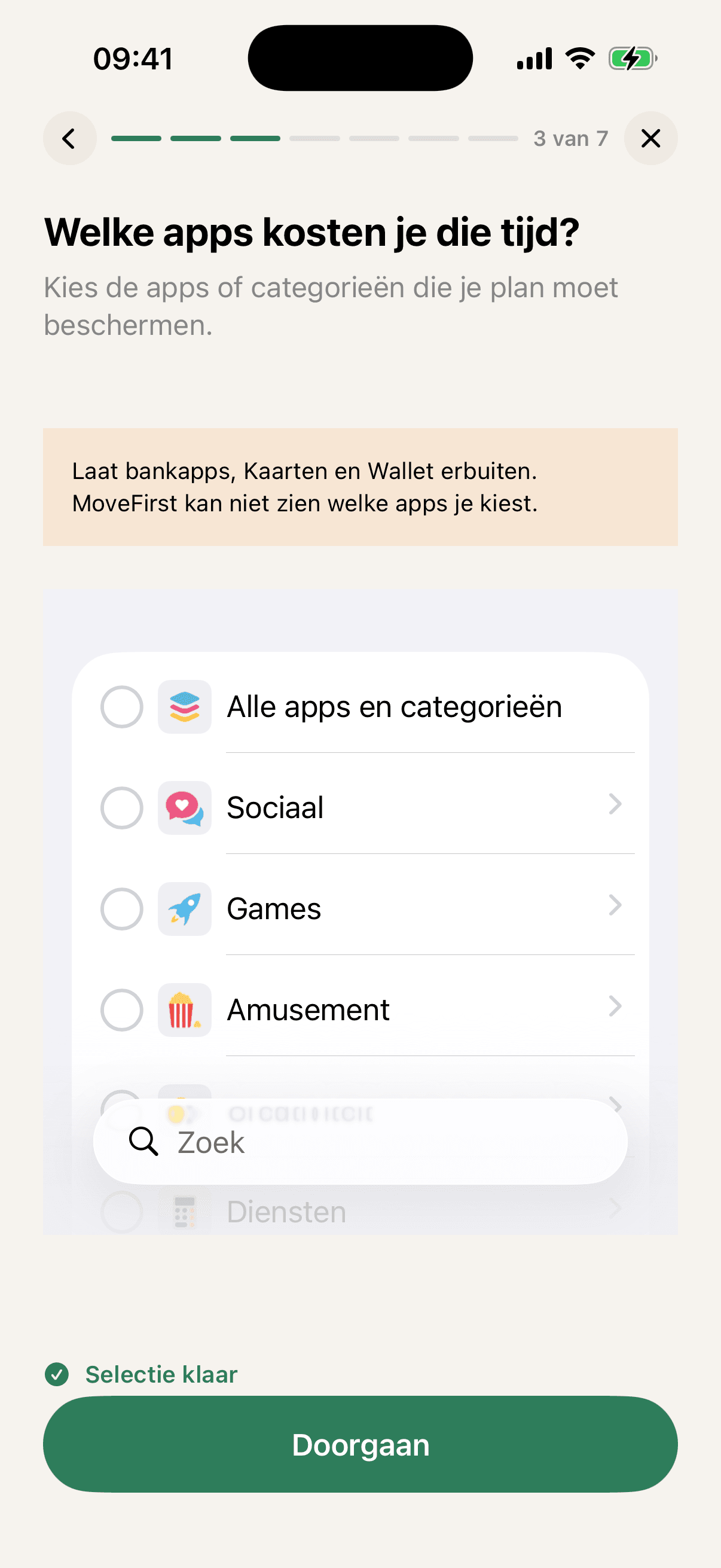Stap 3 van 7 van het instellen, met de vraag Welke apps kosten je die tijd? en Kies de apps of categorieën die je plan moet beschermen, plus een gemarkeerde melding: Laat bankapps, Kaarten en Wallet erbuiten. MoveFirst kan niet zien welke apps je kiest — boven de kiezer van Apple met Alle apps en categorieën, Sociaal, Games en Amusement.